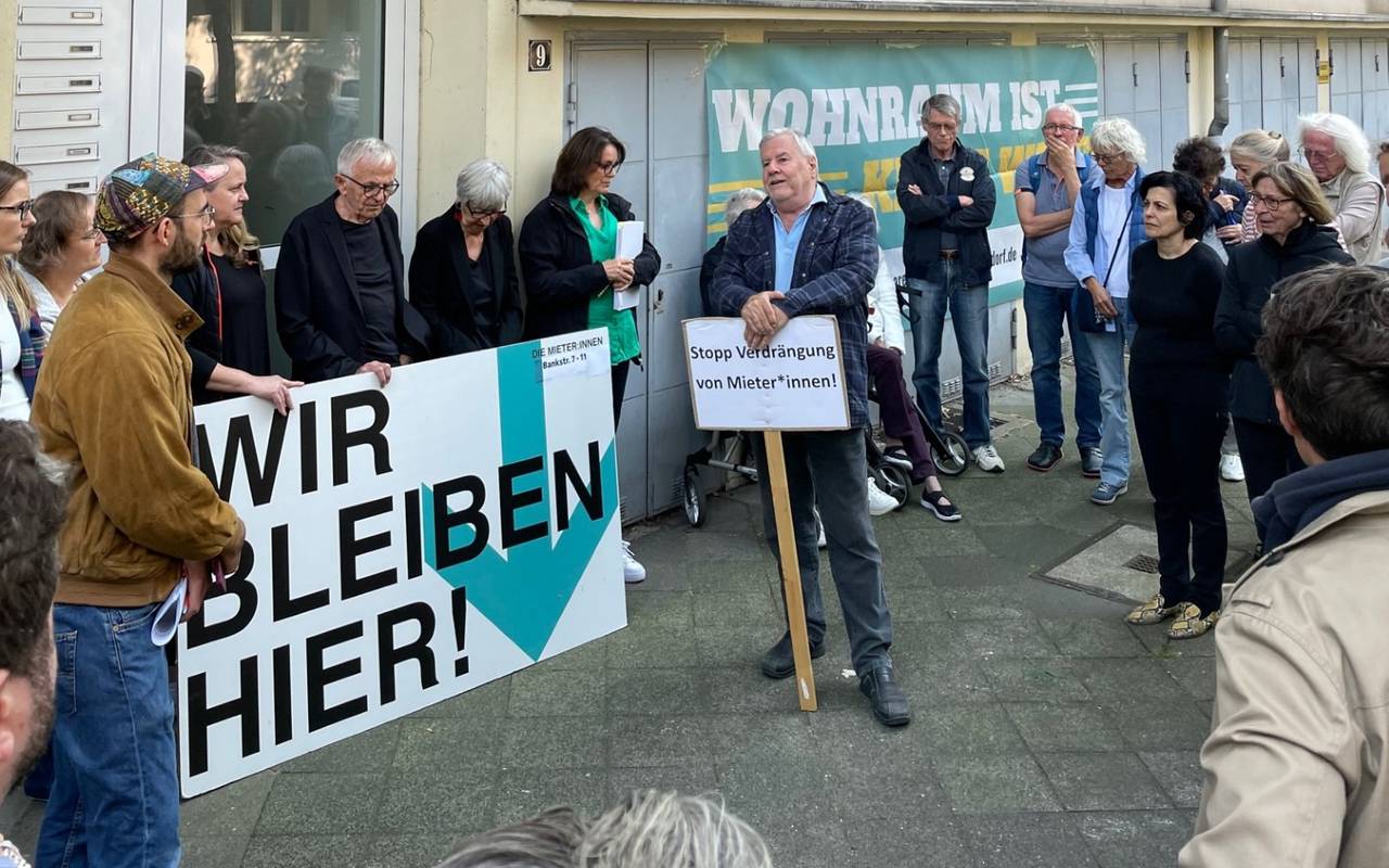Eine Demo in Golzheim. Menschen protestieren gegen Wohnungsleerstand und Investoren.