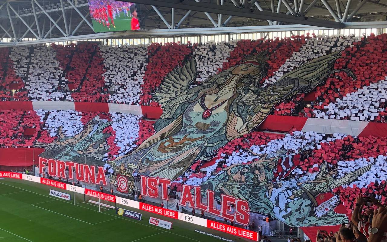 Die Choreo der Fortuna-Fans im Spiel gegen den 1. FC Köln. Präsent ist die Glücksgöttin Fortuna.