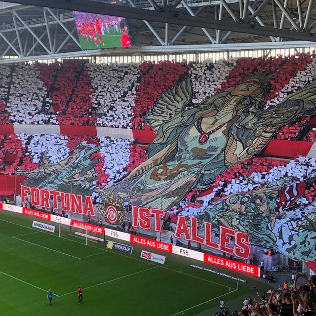 Die Choreo der Fortuna-Fans im Spiel gegen den 1. FC Köln. Präsent ist die Glücksgöttin Fortuna.