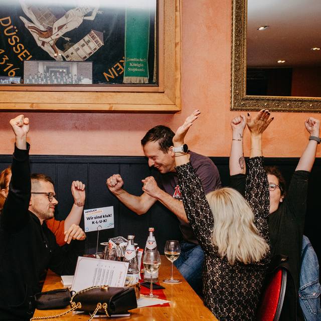 Großer Jubel bei Teilnehmern des Antenne-Düsseldorf-Kneipenquizzes.