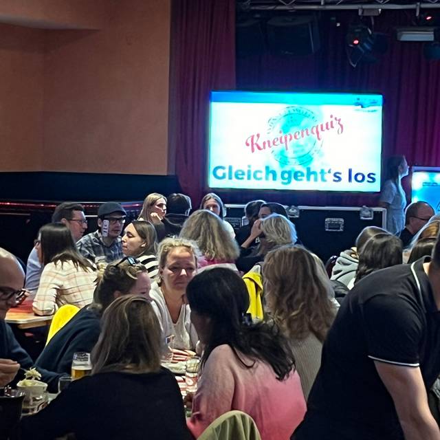 Das Antenne-Düsseldorf-Kneipenquiz. Kurz vor dem Start sitzen die Teilnehmer schon an ihren Tischen.