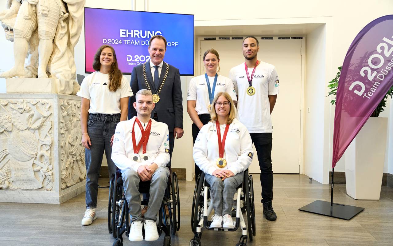 Oberbürgermeister Dr. Stephan Keller ehrte die herausragenden Düsseldorfer Medaillengewinner 2024: Cinja Tillmann (l.), Leonie Menzel, Leon Fertig (r.) sowie Thomas Schmidberger und Sandra Mikolaschek
