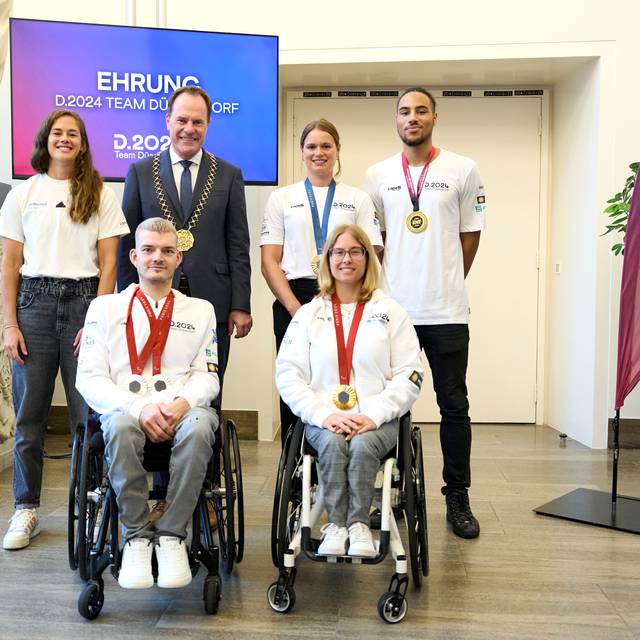 Oberbürgermeister Dr. Stephan Keller ehrte die herausragenden Düsseldorfer Medaillengewinner 2024: Cinja Tillmann (l.), Leonie Menzel, Leon Fertig (r.) sowie Thomas Schmidberger und Sandra Mikolaschek