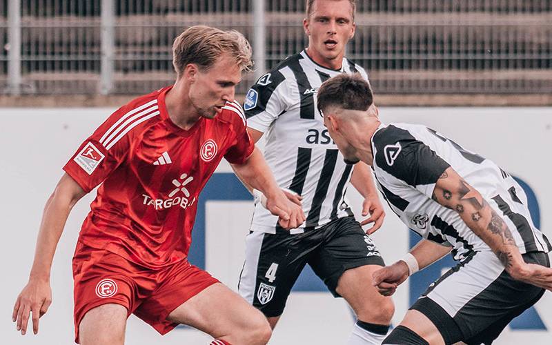 Fortuna-Stürmer Vincent Vermej im Zweikampf