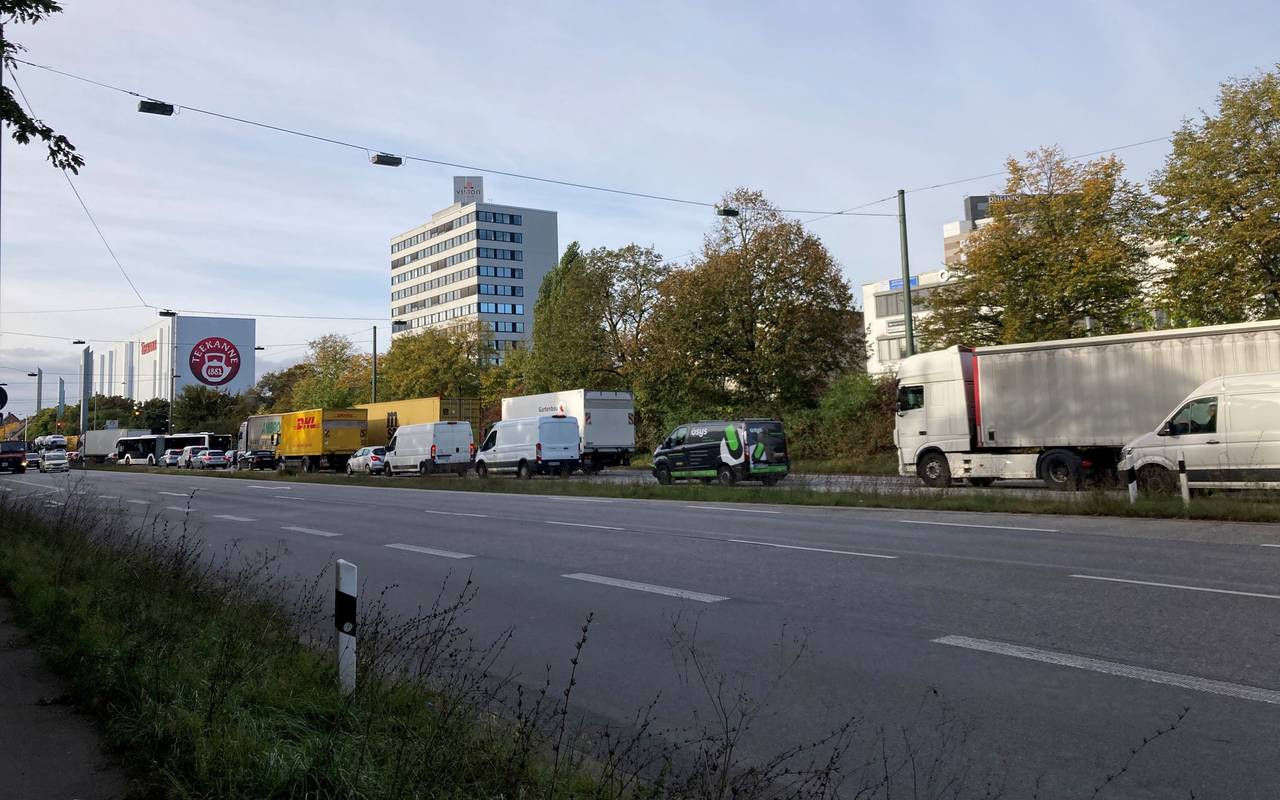 LKW und PKW stehen auf der Kevelaer Straße im Stau.