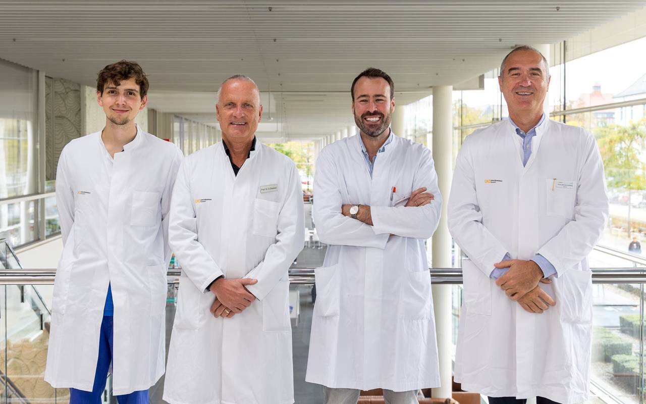 Fünf Mediziner der Uni-Klink Düsseldorf. Sie schauen freundlich in die Kamera.