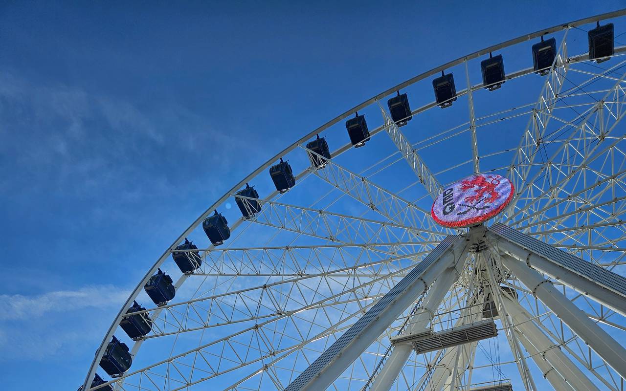 Das Riesenrad auf dem Burgplatz in Düsseldorf. Zu sehen ist auch ein großes DEG-Logo, das am Rad befestigt ist.