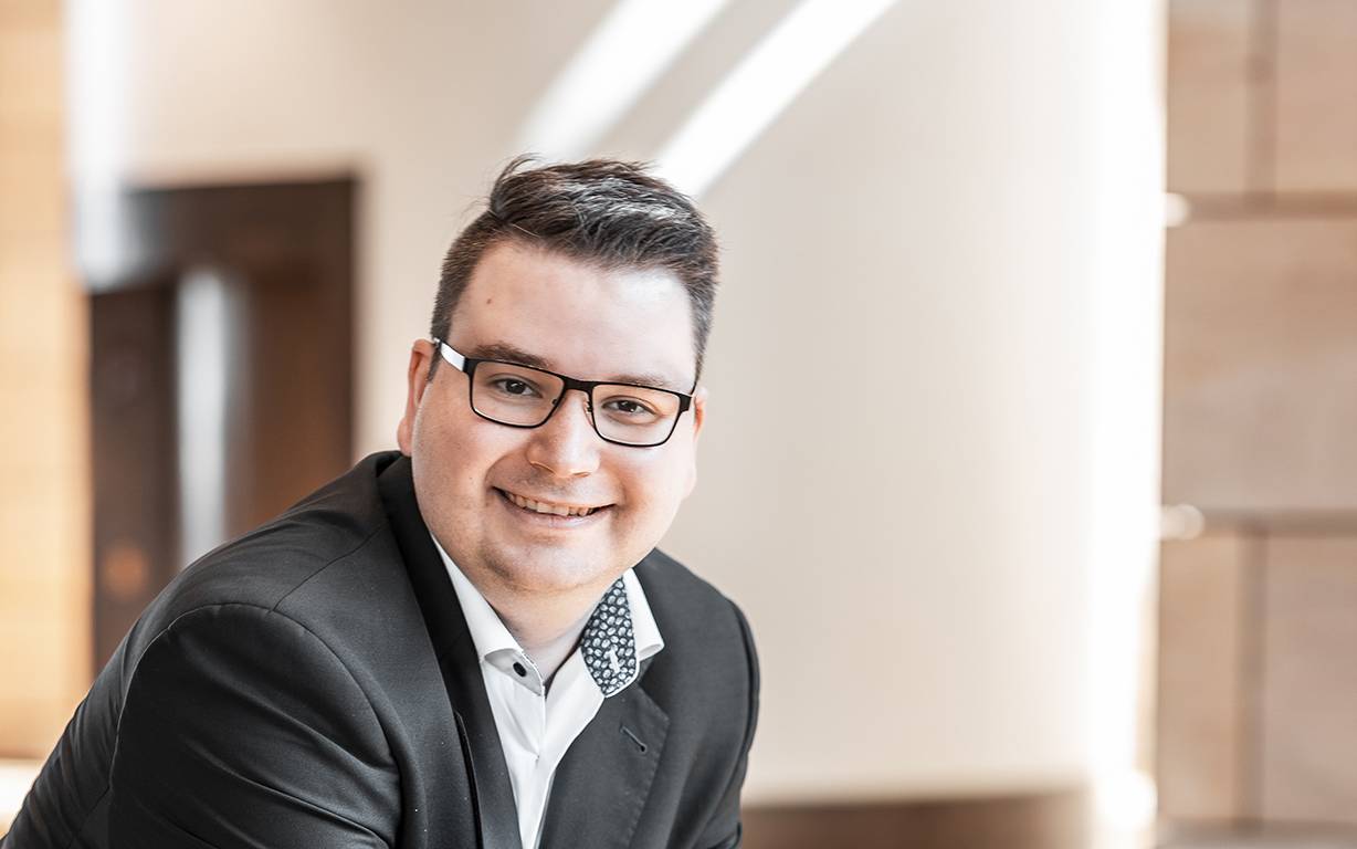 Dennis Vobis lächelt in die Kamera. Er ist der neue Moderator der Fernsehsitzung des Düsseldorfer Karnevals.