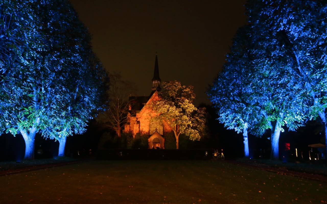 Ein Bild von der zu Allerheiligen beleuchteten Kapelle im Nordfriedhof