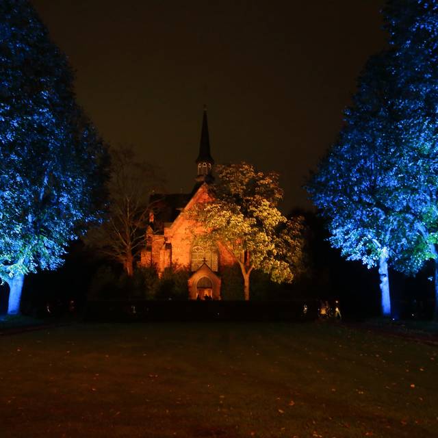 Ein Bild von der zu Allerheiligen beleuchteten Kapelle im Nordfriedhof