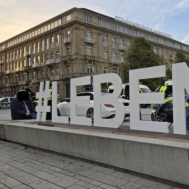 Ein Schild mit großen Buchstaben zeigt den Schriftzug #LEBEN. Aufgenommen auf dem Corneliusplatz.