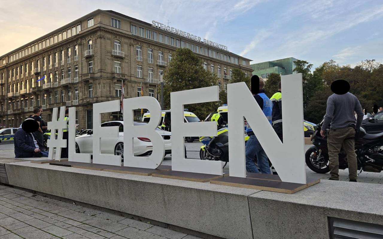 Ein Schild mit großen Buchstaben zeigt den Schriftzug #LEBEN. Aufgenommen auf dem Corneliusplatz.