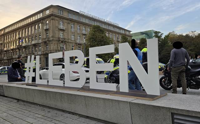 Ein Schild mit großen Buchstaben zeigt den Schriftzug #LEBEN. Aufgenommen auf dem Corneliusplatz.