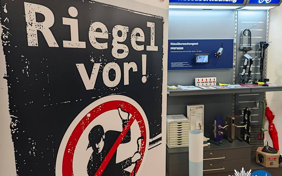 Ein Werbeplakat der Aktion "Riegel vor".