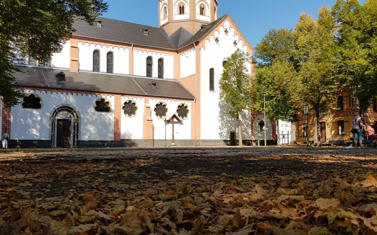 Die Basilika St. Margareta in Gerresheim. Die Stimmung ist herbstlich, weil zum Beispiel buntes Laub zu sehen ist.