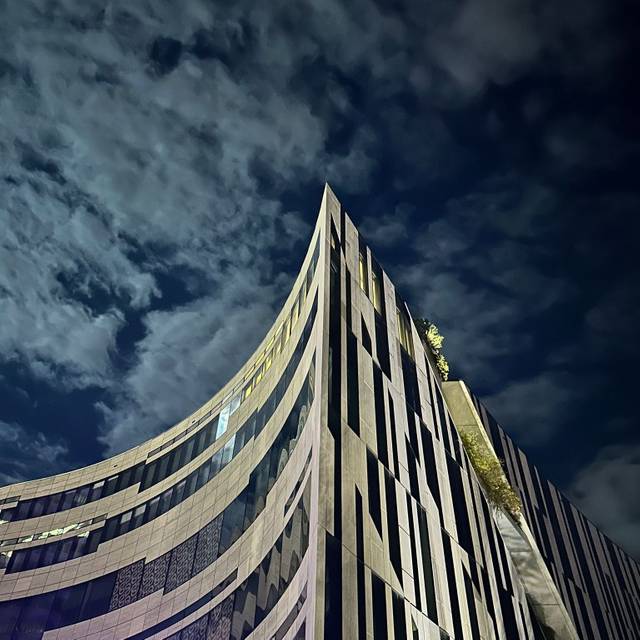 Der Kö-Bogen II bei Nacht. Das Gebäude wird vom Mondlicht beleuchtet.