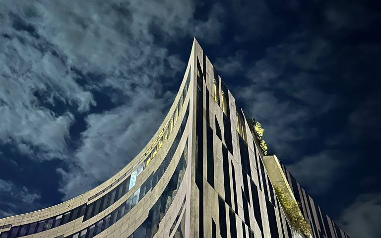 Der Kö-Bogen II bei Nacht. Das Gebäude wird vom Mondlicht beleuchtet.