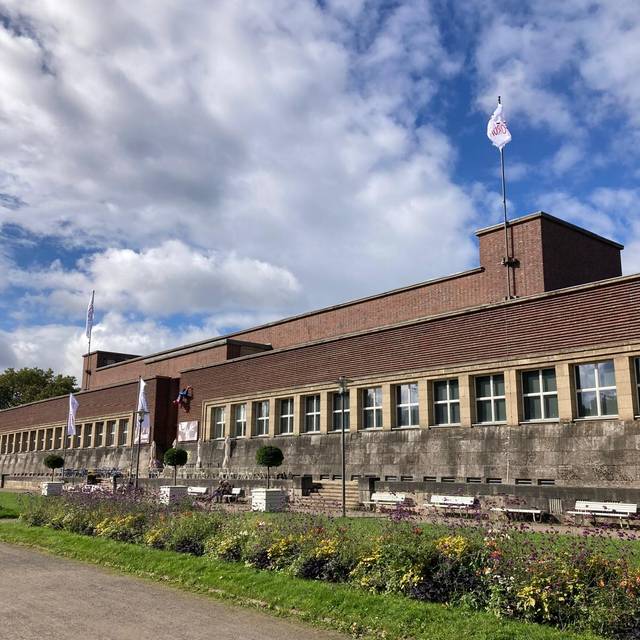 Die Frontansicht auf das NRW-Forum im Ehrenhof.