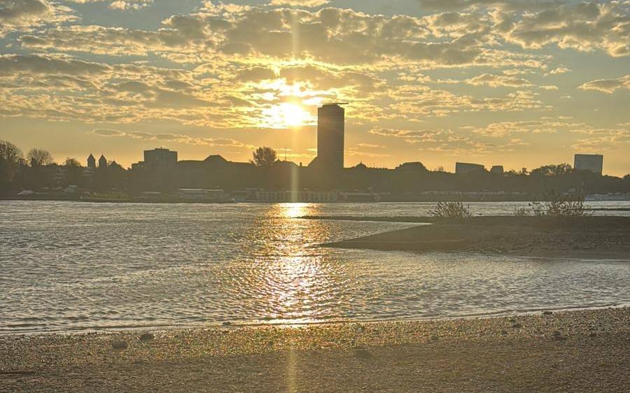 Die Skyline von Düsseldorf in der Abendsonne.