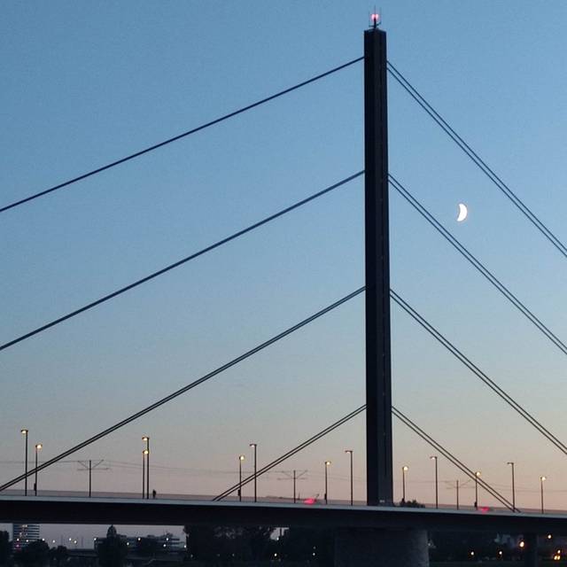 Die Theodor-Heuss-Brücke im Abendlicht.