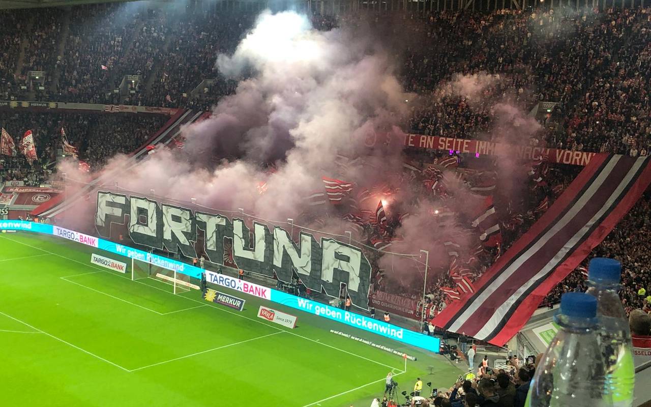 Fortuna-Düsseldorf-Fans stimmen sich mit einer Choreo auf der Südtribühne auf das Heimspiel gegen Kaiserslautern ein.