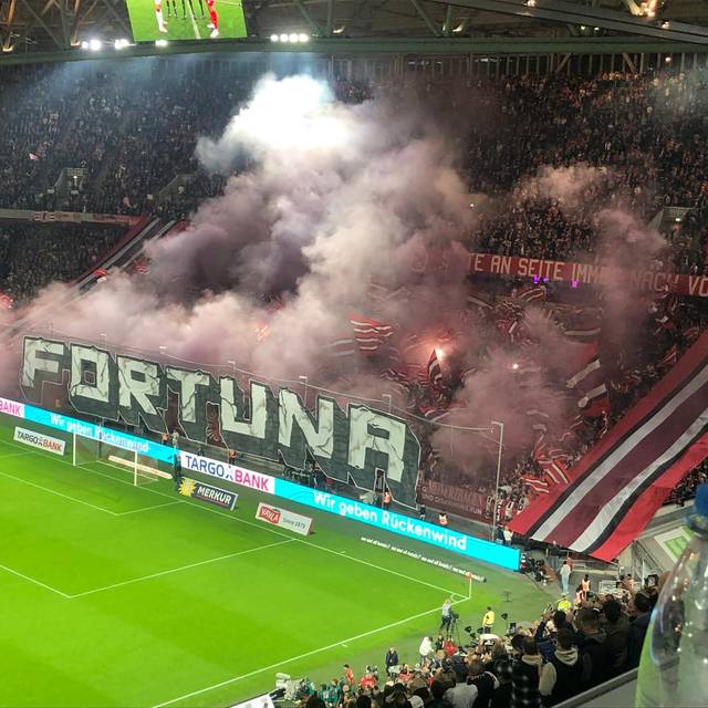 Fortuna-Düsseldorf-Fans stimmen sich mit einer Choreo auf der Südtribühne auf das Heimspiel gegen Kaiserslautern ein.