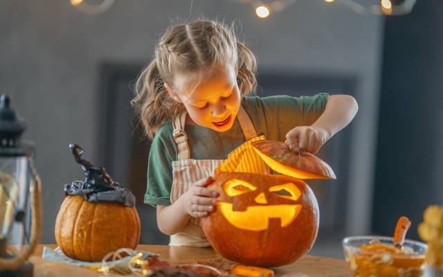 Kürbis-Schnitzen leicht gemacht: Kind beim Kürbis Schnitzen