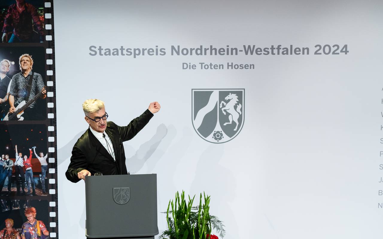 Der Düsseldorfer Regisseur Wim Wenders steht auf der Bühne und hält die Laudatio auf die Toten Hosen beim NRW-Staatspreis