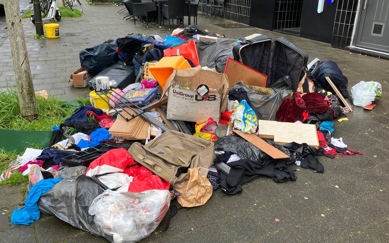 Illegale Müllentsorgung in Düsseldorf-Lierenfeld Am Gatherweg. Mülldetektive haben diesen Fall geklärt.