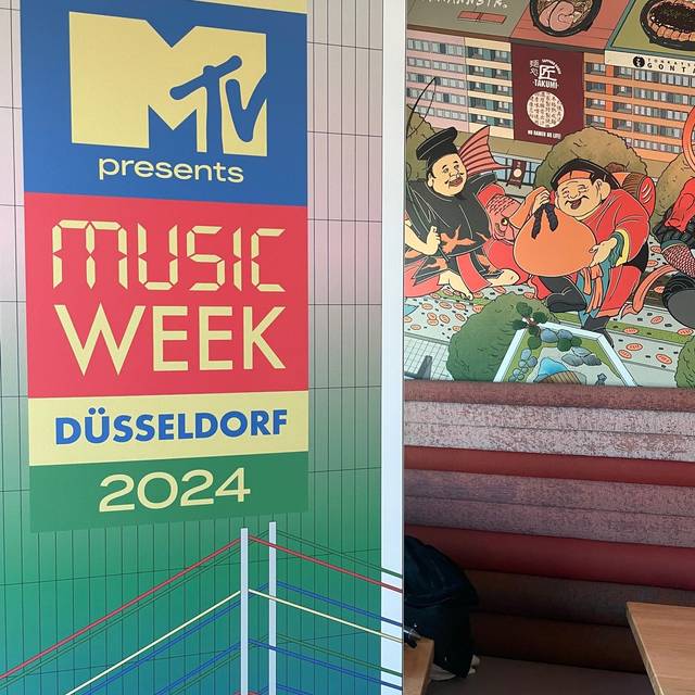 Music Week 2024 in Düsseldorf. Ein Banner mit dem Logo für die Music Week 2024.