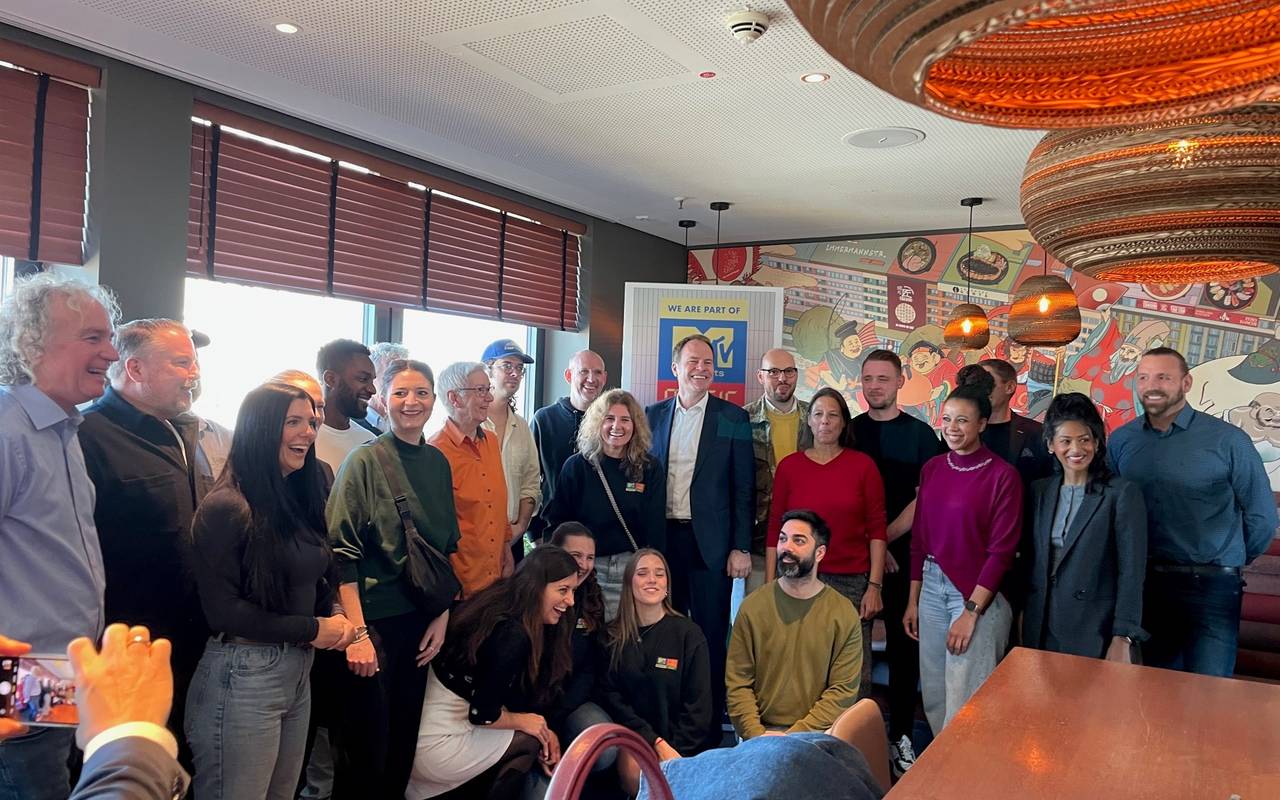 Das Bild zeigt viele Menschen, die sich zu einem Gruppenfoto aufgestellt haben. Zu sehen sind die Verantwortlichen für die Music Week und unter anderem auch Oberbürgermeister Stephan Keller