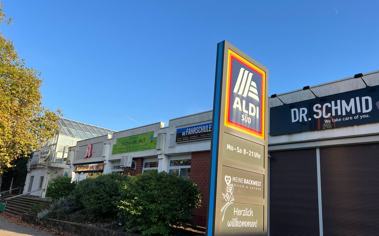 Blick von der Straße aus auf die Hellerhof-Einkaufspassage