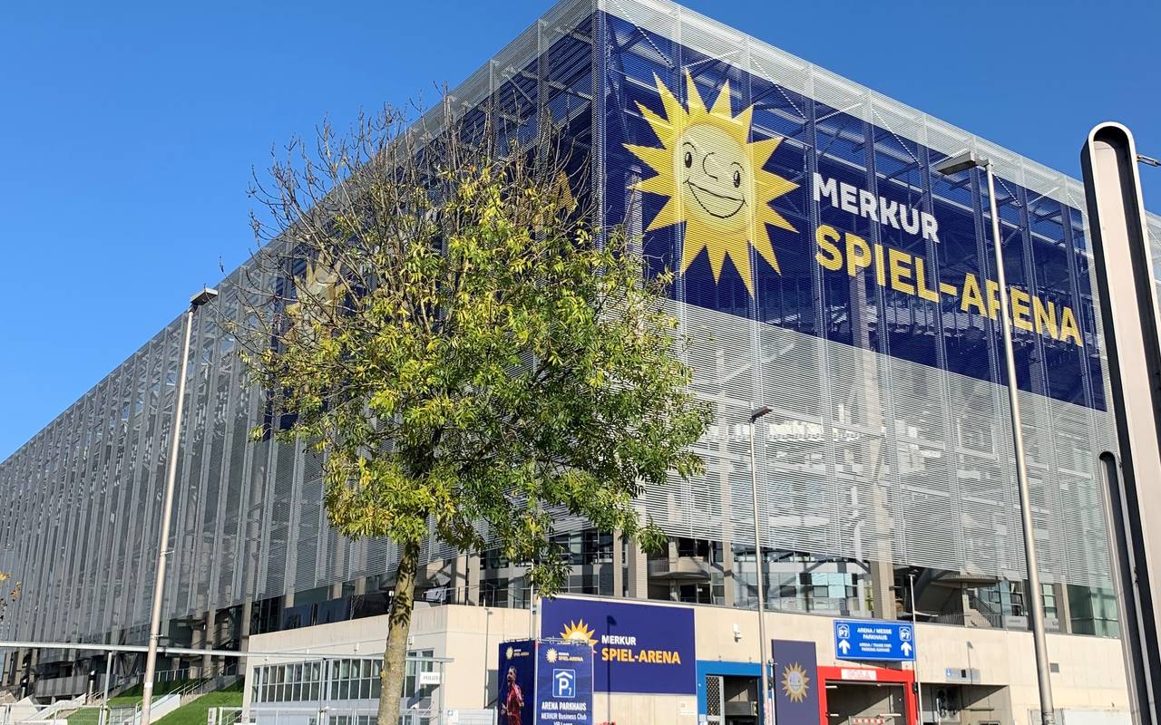 Die Merkur Spiel-Arena in der Sonne. Rhein Fire wird hier 2025 spielen
