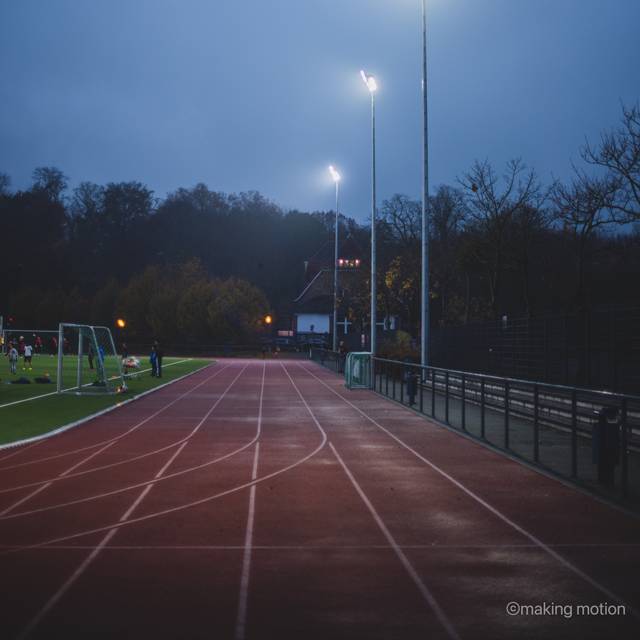 Laufbahn der Sportanlage Kikweg in Eller. Hier wird im Jahr 2025 Kunststoff erneuert.