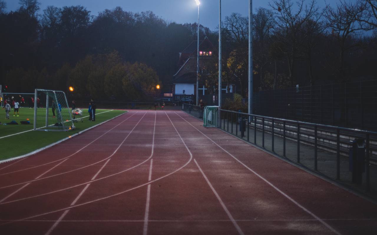 Laufbahn der Sportanlage Kikweg in Eller. Hier wird im Jahr 2025 Kunststoff erneuert.