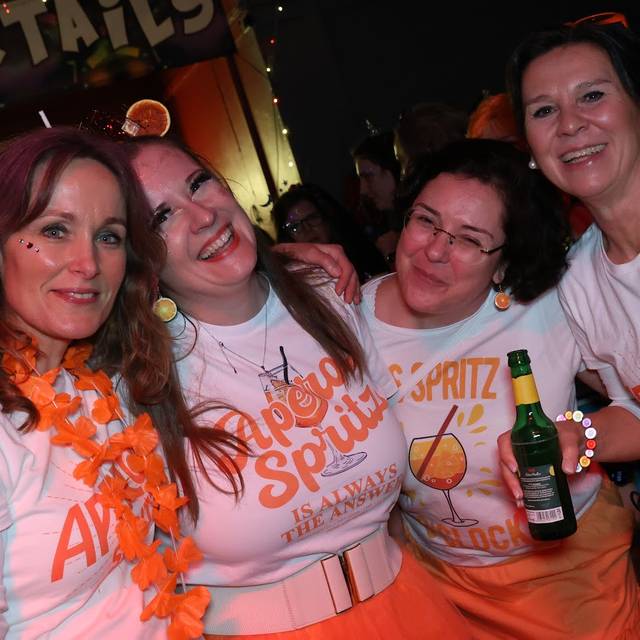 Feiernde Jecken bei einer Altweiberparty. Die Karnevalistinnen sind kostümiert.