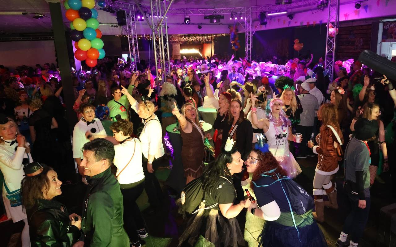 Feiernde Menschen bei einer Altweiberparty. Viele Jecken sind verkleidet.