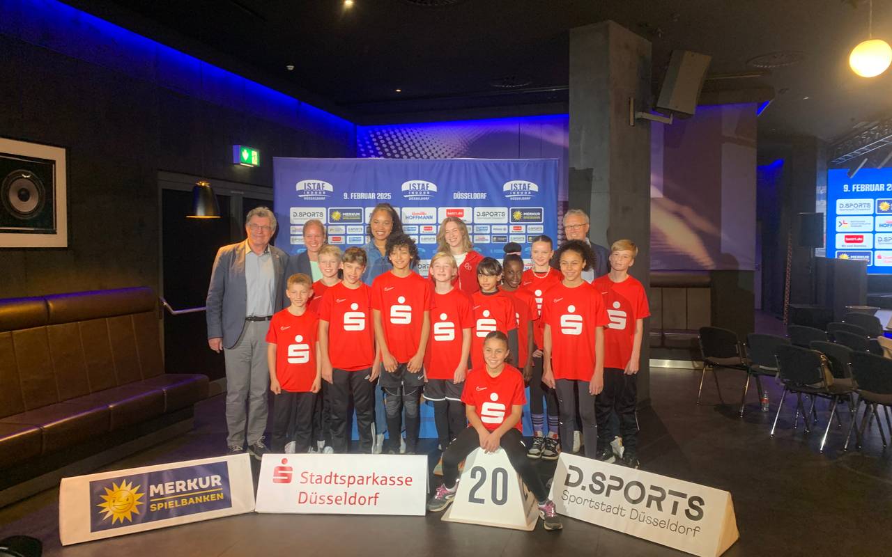 Ein Gruppenfoto zum ISTAF Indoor. Verantwortliche des ISTAF INDOOR; Kugelstoßerin Yemisi Ogunleye und Kinder des ART Düsseldorf stehen zusammen im Rather Dome