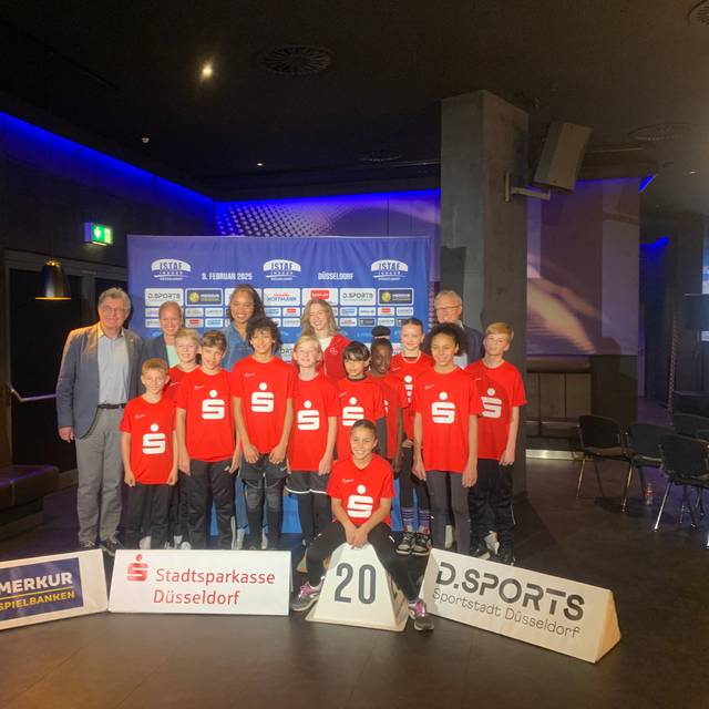Ein Gruppenfoto zum ISTAF Indoor. Verantwortliche des ISTAF INDOOR; Kugelstoßerin Yemisi Ogunleye und Kinder des ART Düsseldorf stehen zusammen im Rather Dome