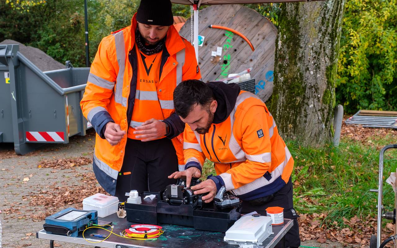 Techniker von Westconnect arbeiten am Glasfaserausbau.