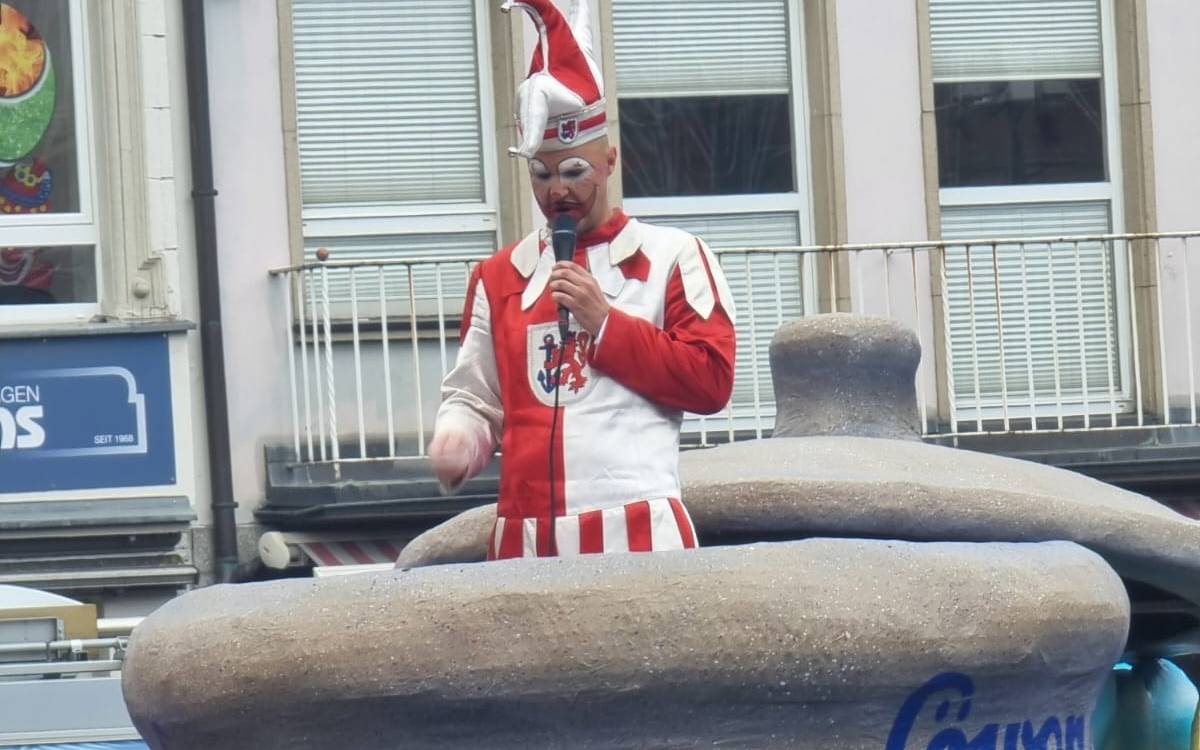 Der Hoppeditz hält seine Rede auf dem Marktplatz. Wie gehabt steht er in einem großen Senftopf.