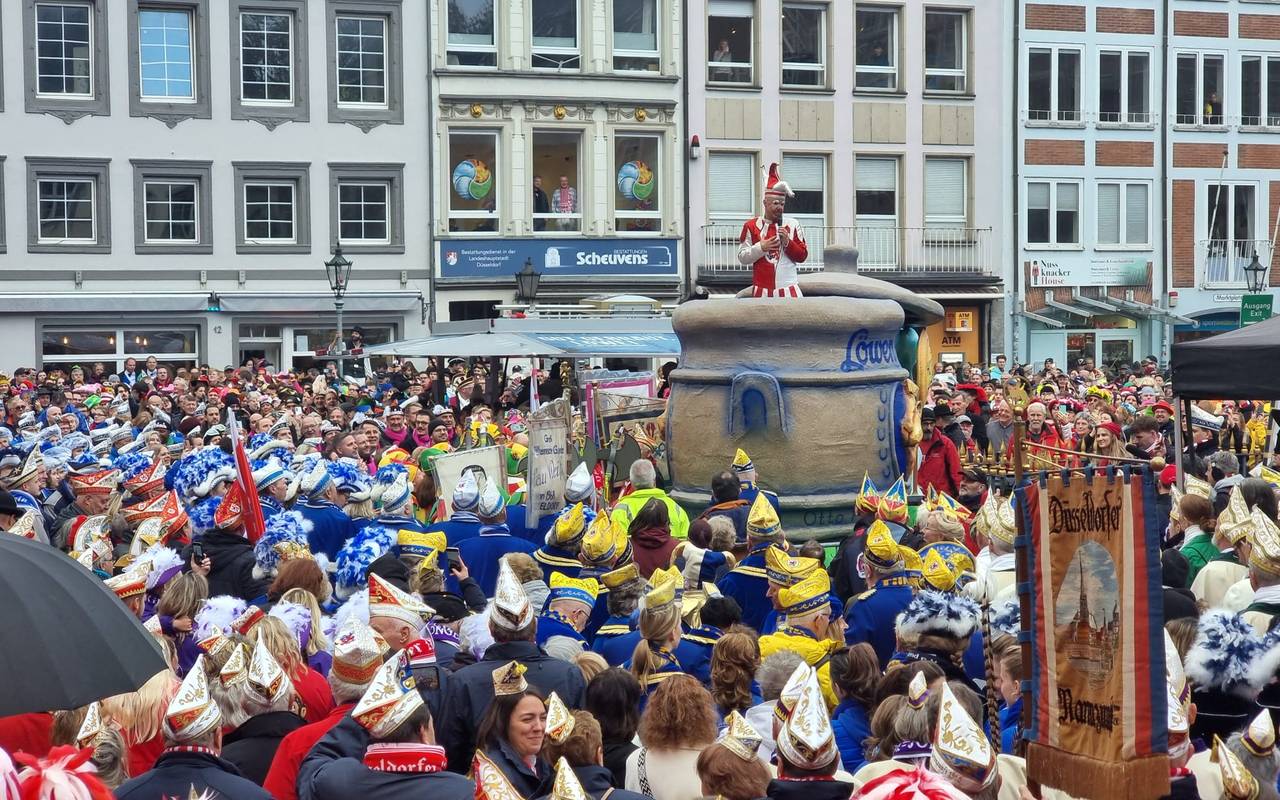 Der Hoppeditz bei seiner Rede auf dem Marktplatz in der Altstadt. Garden und Karnevalsgesellschaften lauschen andächtig.
