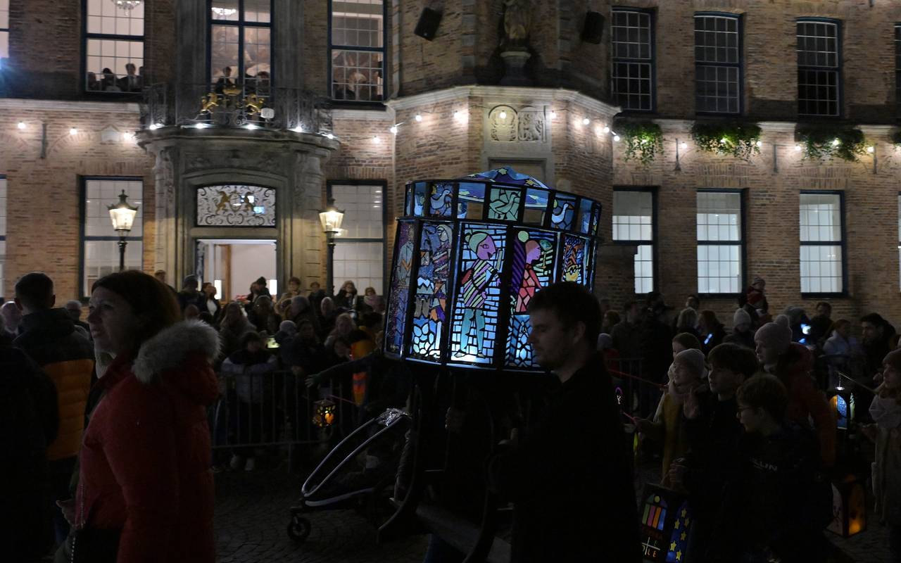Eine leuchtende Martinslaterne auf dem Marktplatz in der Düsseldorfer Altstadt.