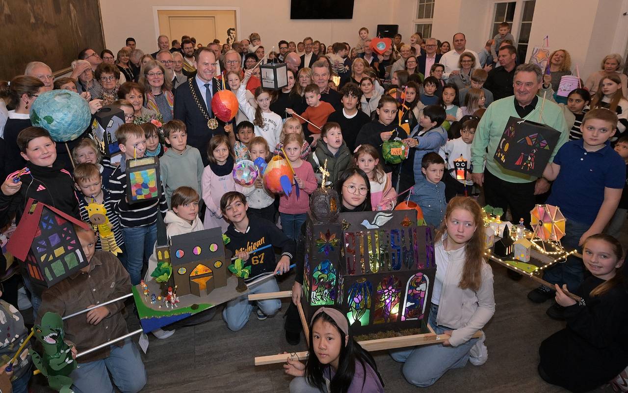 Viele Kinder präsentieren im Rathaus ihre schönsten Martinslaternen