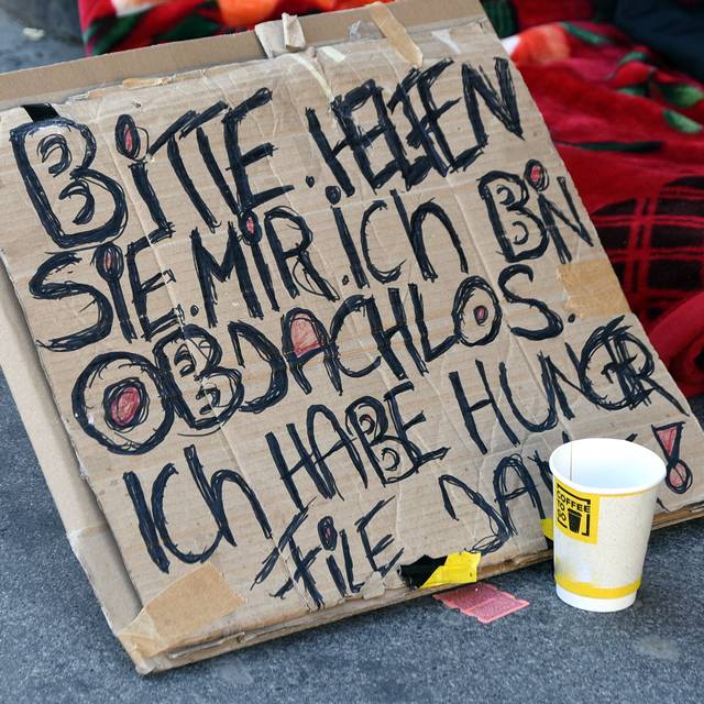 Ein selbst gemaltes Schild mit der Aufschrift: "Bitte helfen sie mir. Ich bin obdachlos. Ich habe Hunger. Danke."