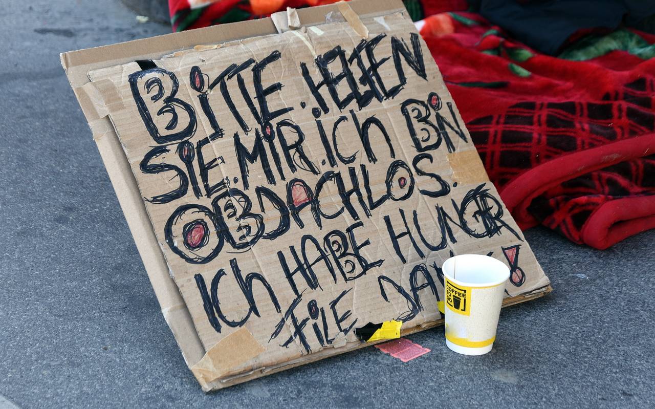 Ein selbst gemaltes Schild mit der Aufschrift: "Bitte helfen sie mir. Ich bin obdachlos. Ich habe Hunger. Danke."
