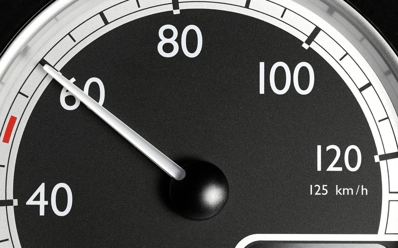 Ein Tachometer zeigt auf die Zahl 60.