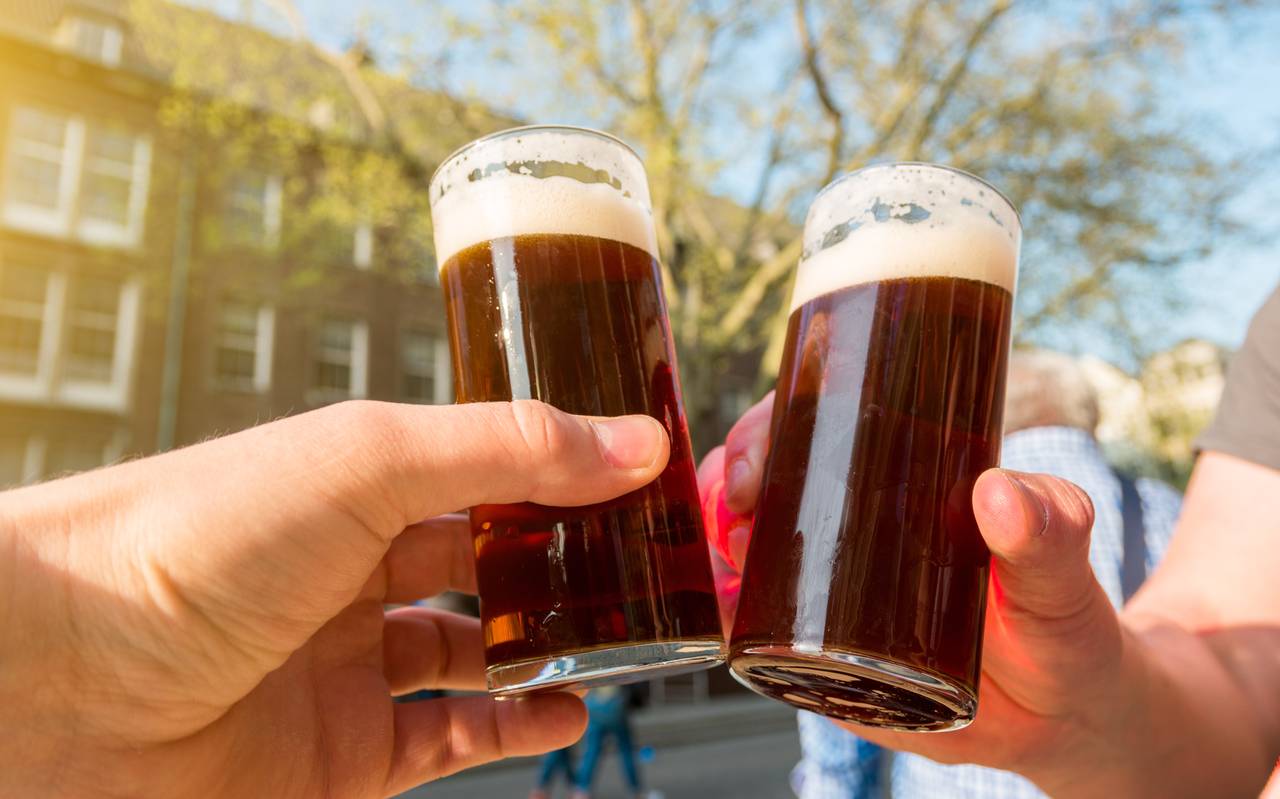 Zwei Personen stoßen mit zwei Altbiergläsern an.