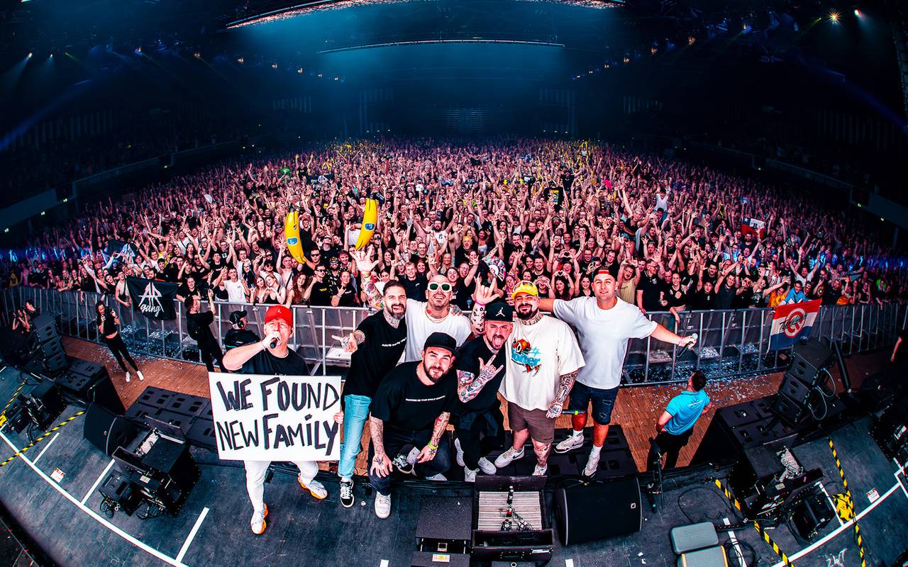 Künstler der AR Gang stehen auf der Bühne der Mitsubishi Electric Halle. Im Hintergrund: Ein begeistertes Publikum.