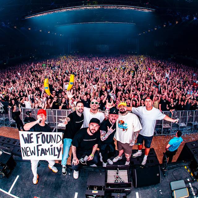 Künstler der AR Gang stehen auf der Bühne der Mitsubishi Electric Halle. Im Hintergrund: Ein begeistertes Publikum.